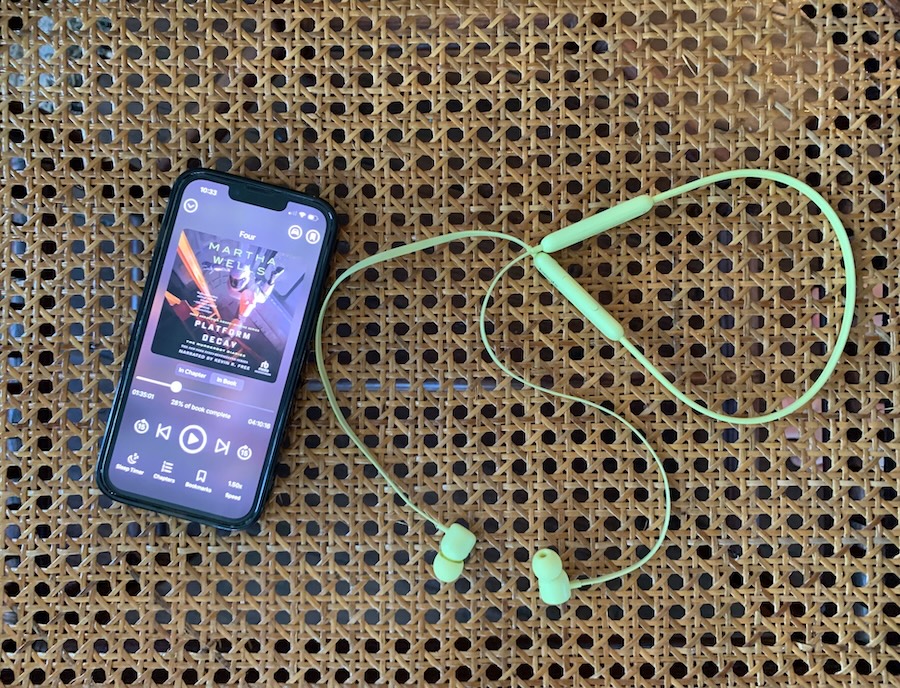 Mes écouteurs préférés pour écouter un livre audio - Modern Mrs Darcy